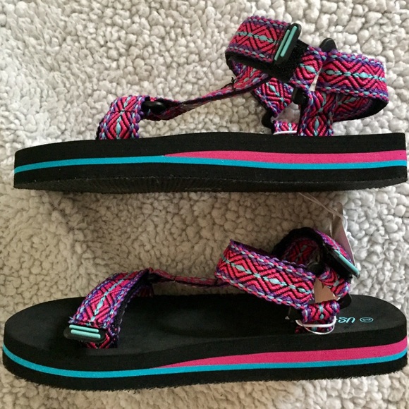 Adjustable strap sandals. - Picture 4 of 6